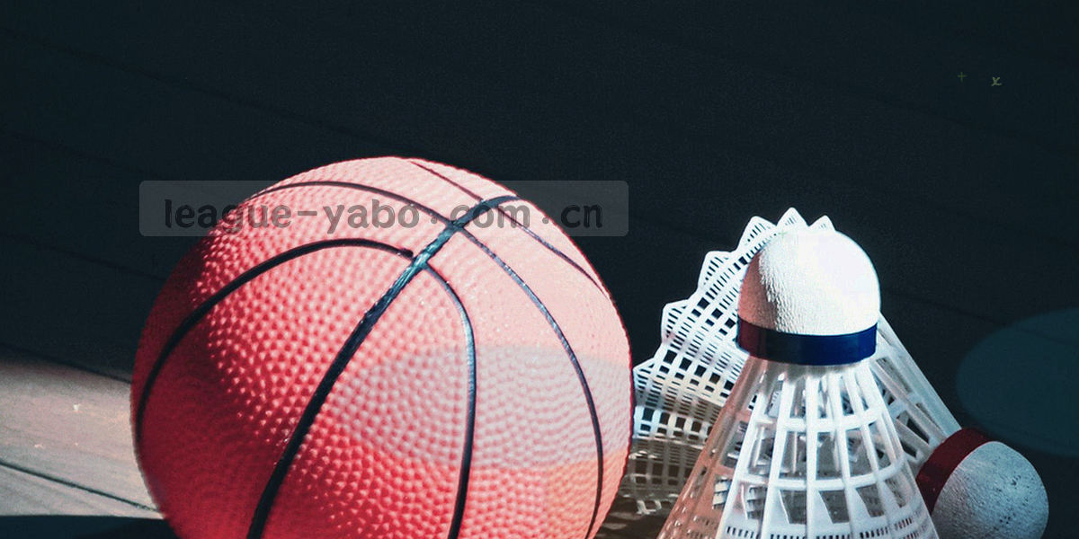 球场边线与看台灯光形成的横向宽幅画面，画面上方留出浅色区域